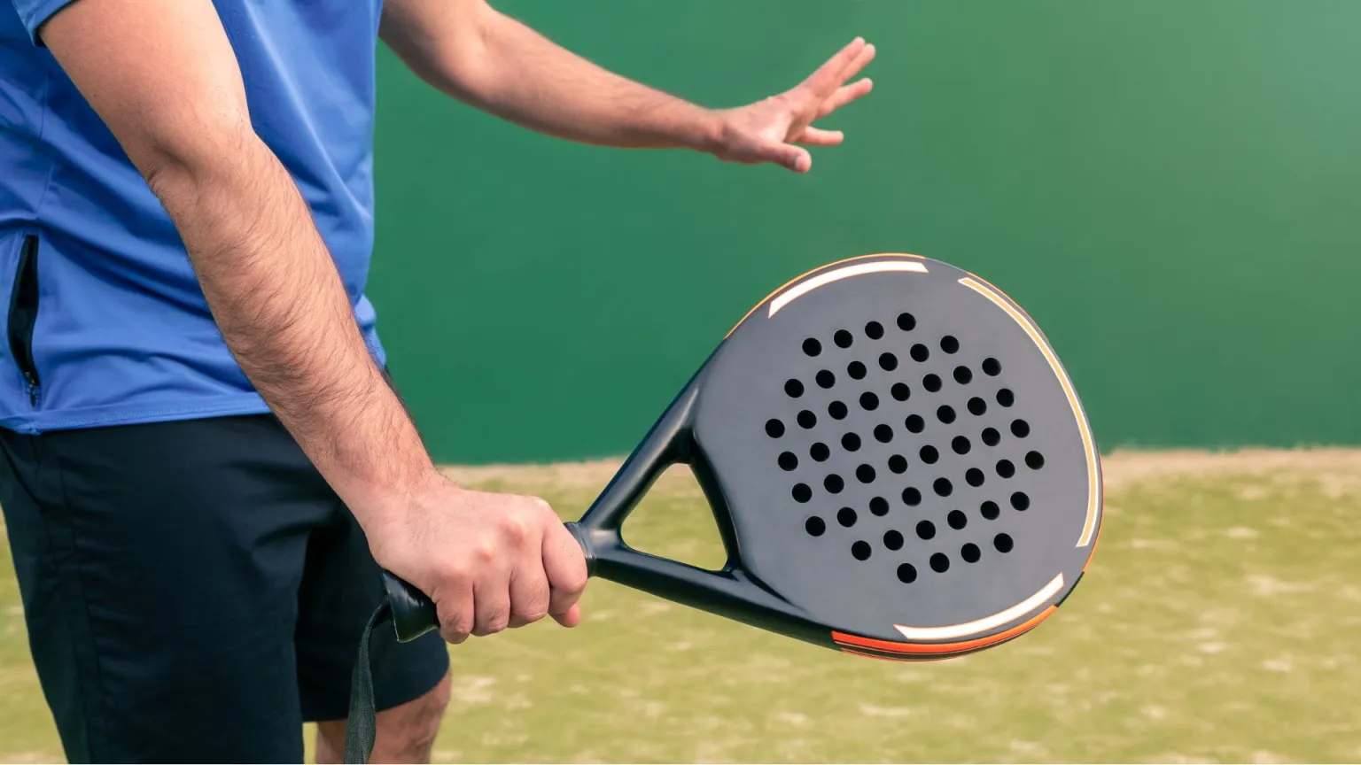 How do you play padel racket?